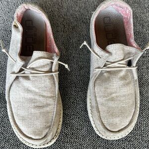 Hey Dudes Wendy Chambray White Nut slip on loafers women’s 9shoes.